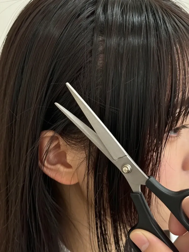 Cutting the sides of curtain bangs at an angle